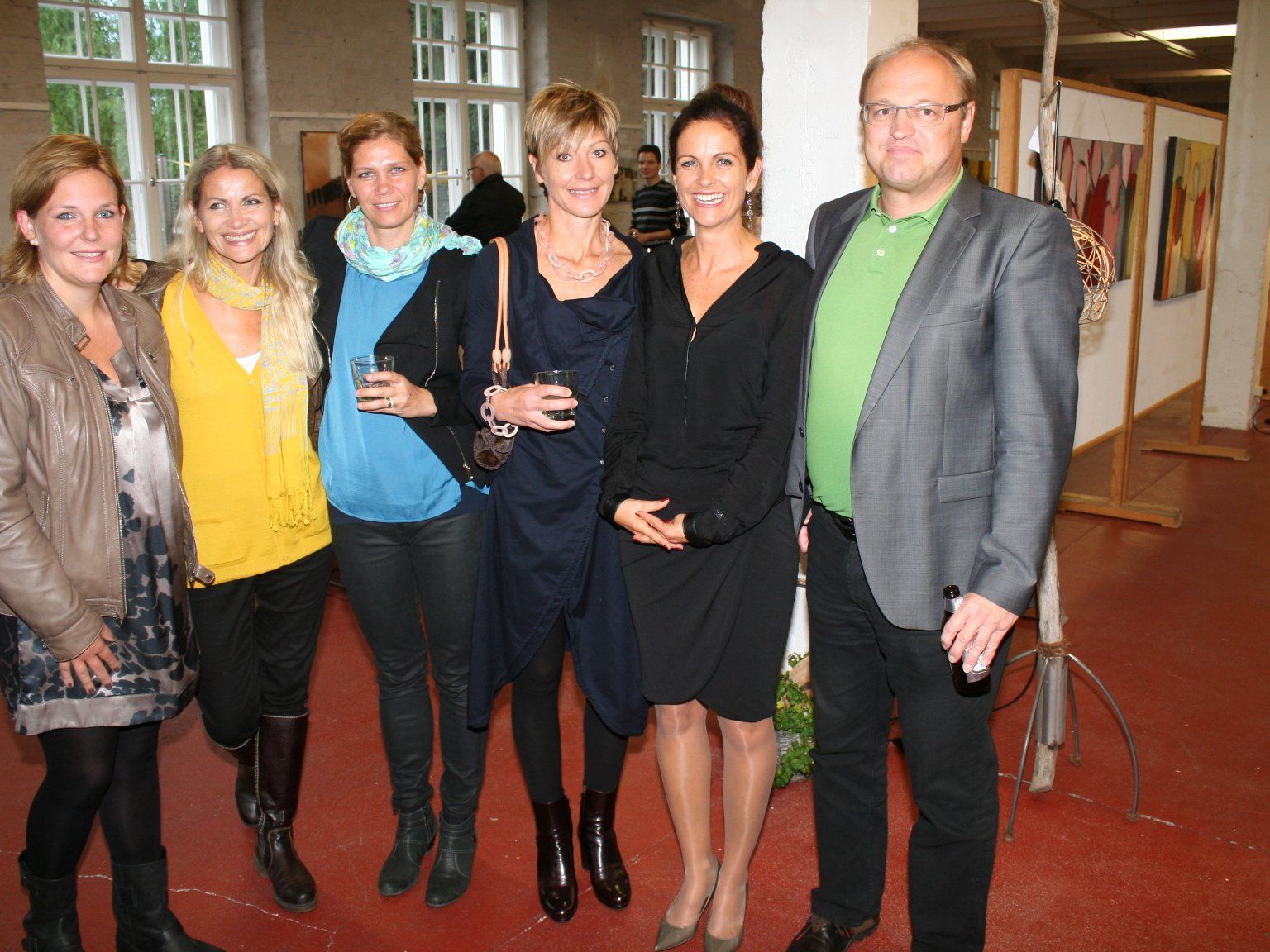 Die drei Künstlerinnen begrüßten zahlreiche Gäste bei ihrer Ausstellung Die drei Künstlerinnen begrüßten zahlreiche Gäste bei ihrer Ausstellung