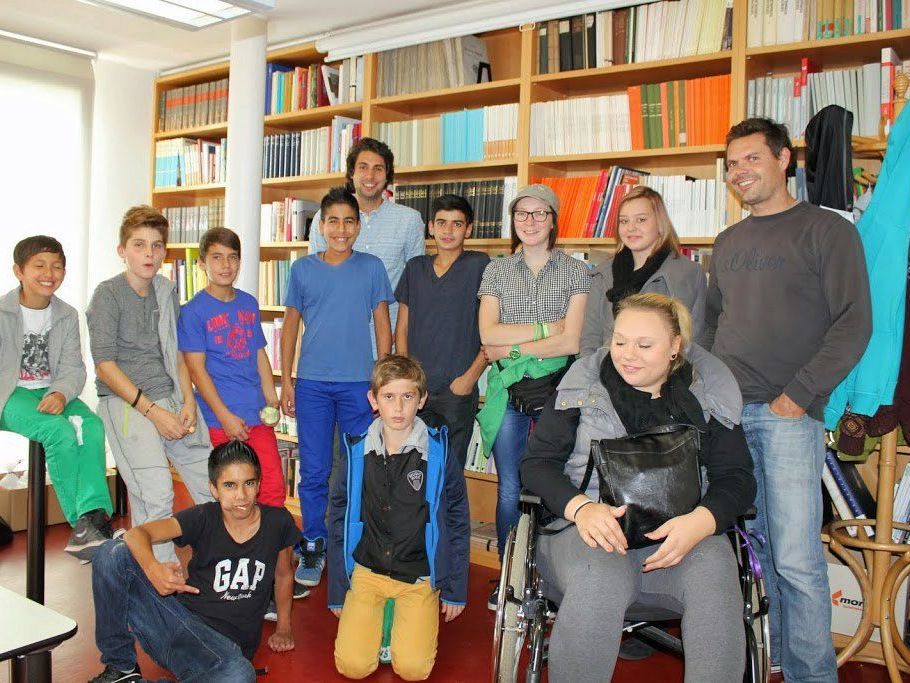 „Jugend in die Mitte der Gesellschaft. Eigene Wurzeln kennenlernen, neue Wurzeln schlagen“ ist das Thema des „Heimatprojekt Luschnou“. „Jugend in die Mitte der Gesellschaft. Eigene Wurzeln kennenlernen, neue Wurzeln schlagen“ ist das Thema des „Heimatprojekt Luschnou“.