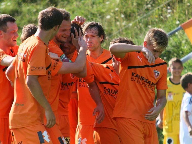 Bizau gewinnt das große Wälderderby in Egg mit 1:0 und bleibt Tabellenführer in der Vorarlbergliga.