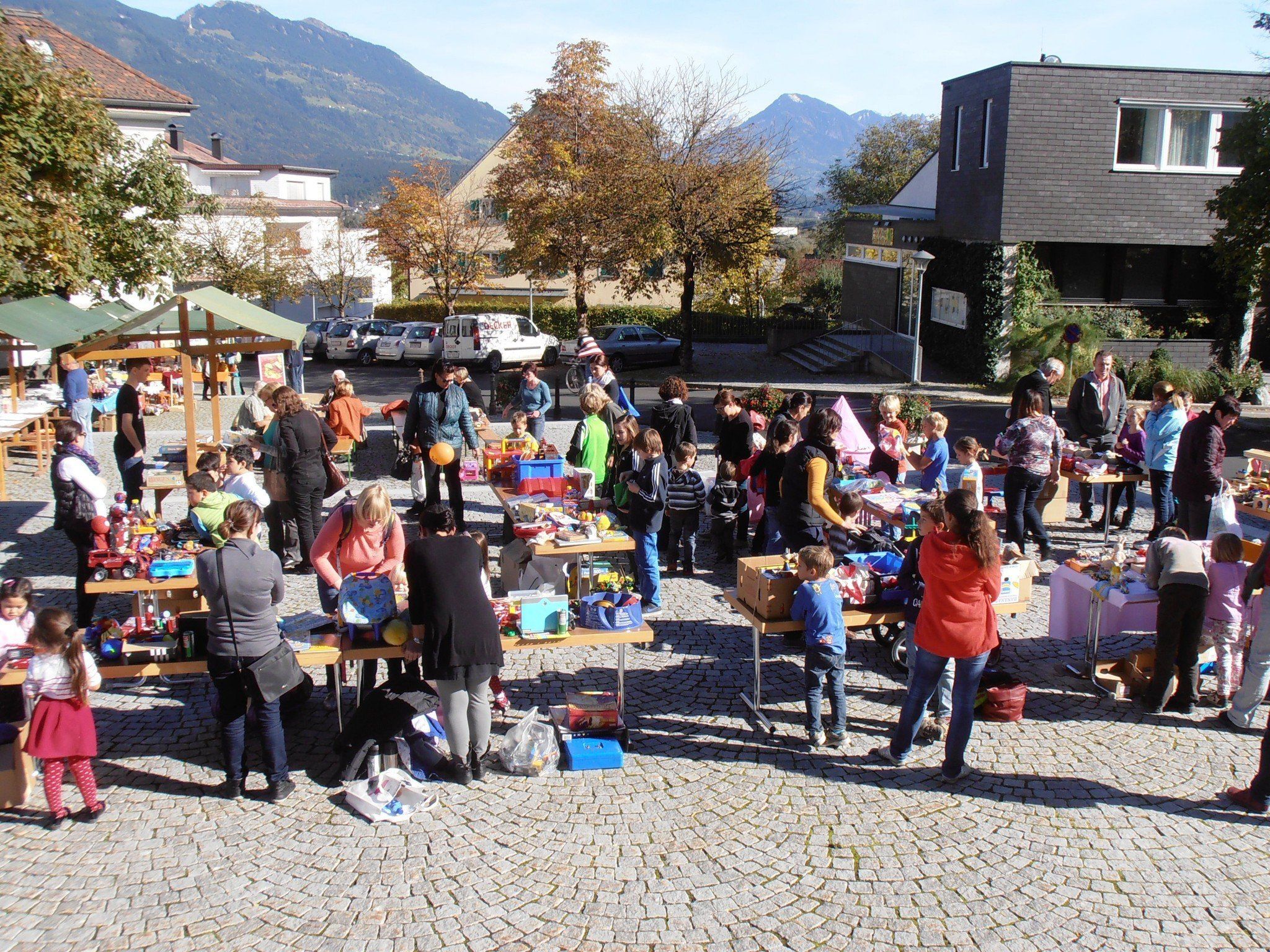 Strahlender Sonnenscheim beim Kinderflohmarkt Strahlender Sonnenscheim beim Kinderflohmarkt