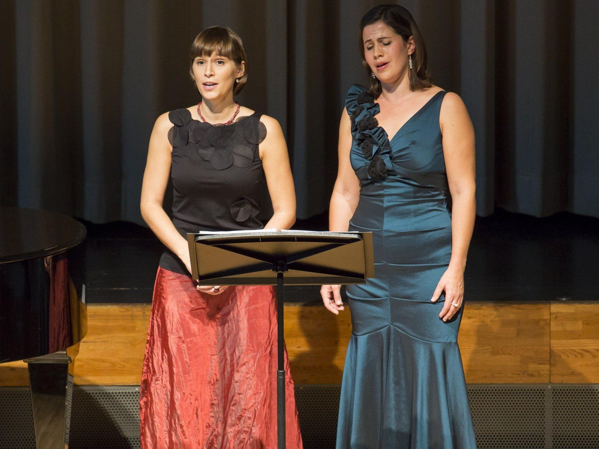 Celia Längle (Sopran, links) und Martina Gmeinder (Mezzosopran) bei der Herbst-Matinee.
