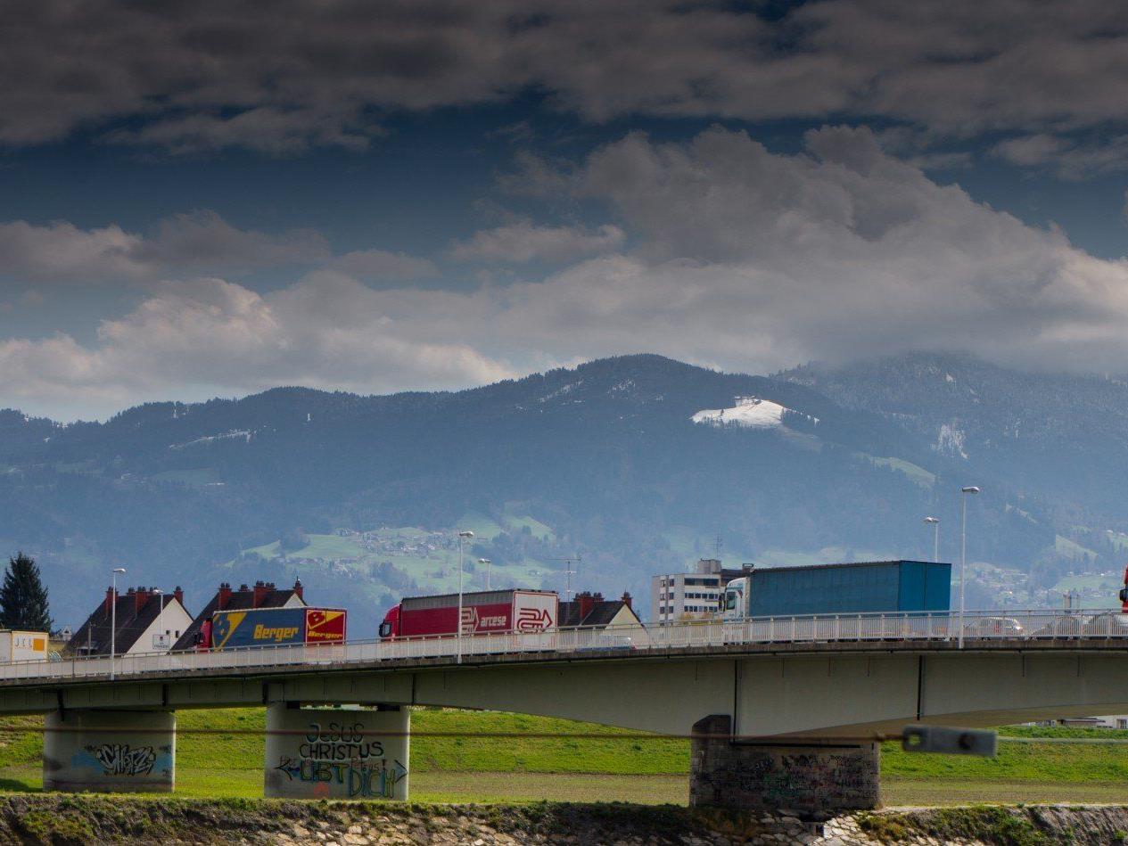 Nichts geht mehr: Das Wirtschaftsland Vorarlberg leidet an der veralteten Verkehrsinfrastruktur, wie der Stau auf der Lustenauer Rheinbrücke zeigt. „Das ist der Bevölkerung und der Wirtschaft nicht mehr zumutbar.“