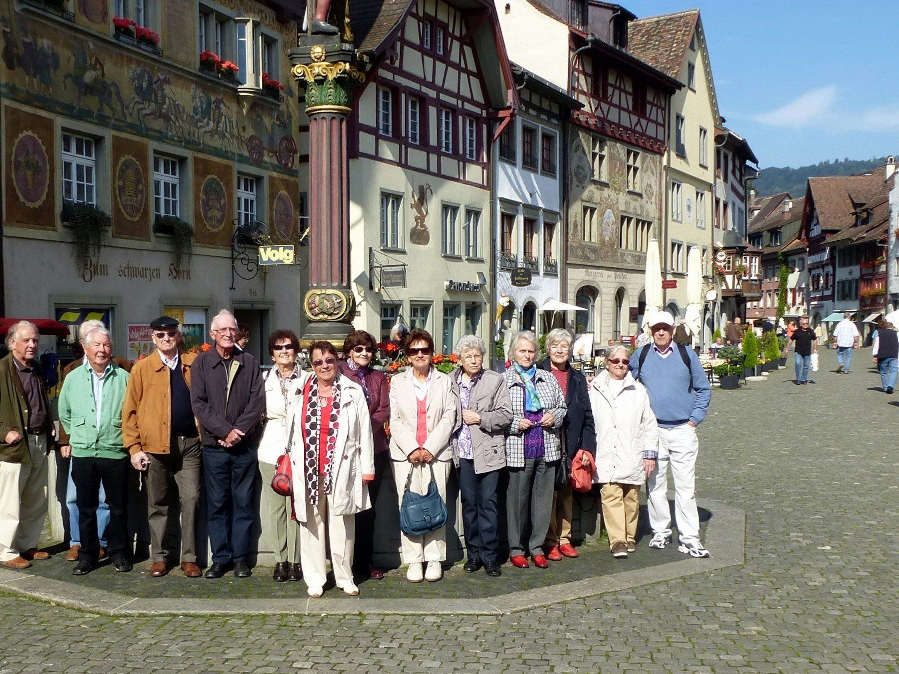 Der Lochauer Jahrgang 1934 stellte sich in der Meersburger Altstadt zum Erinnerungsfoto auf. Der Lochauer Jahrgang 1934 stellte sich in der Meersburger Altstadt zum Erinnerungsfoto auf.
