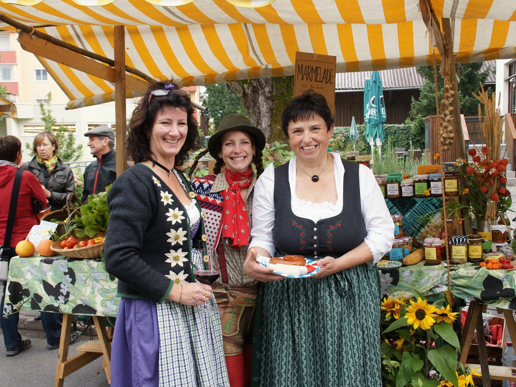 Der dieswöchige Wochenmarkt präsentierte sich so zünftig wie Theresia und Angelika. Der dieswöchige Wochenmarkt präsentierte sich so zünftig wie Theresia und Angelika.