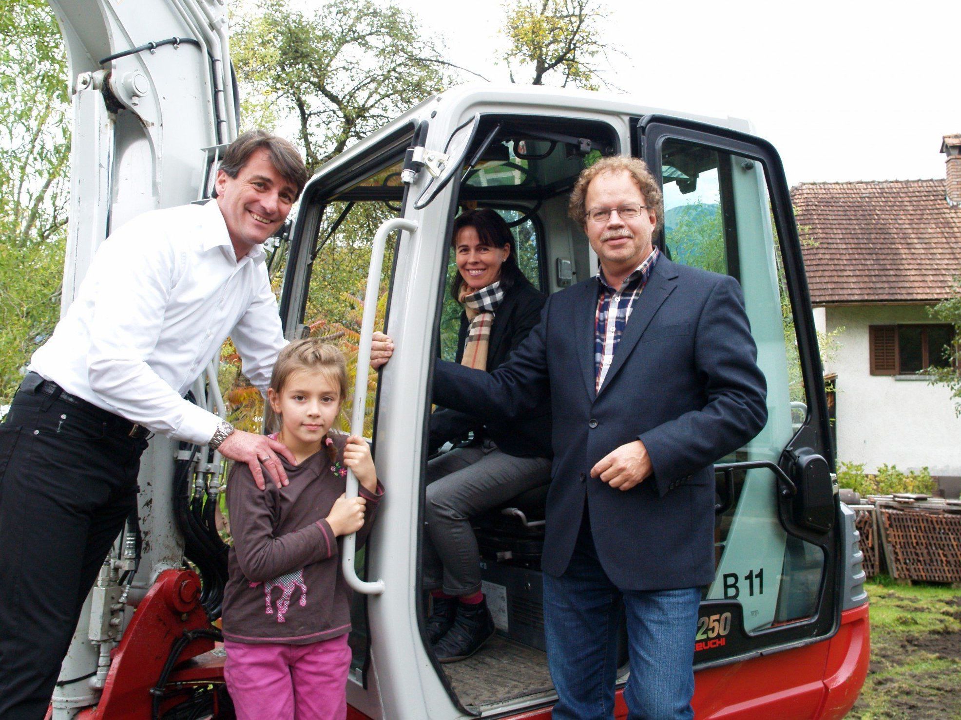 Maria Gabriel mit Bürgermeister Florian Kasseroler, Harald Stifter und Lara beim "Spatenstich" für das neue Atelier. Maria Gabriel mit Bürgermeister Florian Kasseroler, Harald Stifter und Lara beim "Spatenstich" für das neue Atelier.