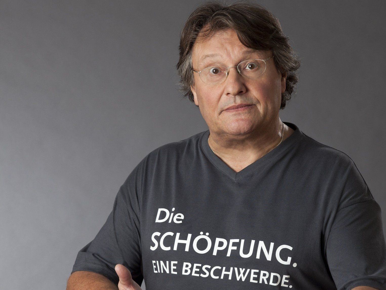 In seinem neuem Programm beschwert er sich über die Schöpfung. Entstanden ist eine heiter/satirische bis sarkastische Betrachtung über die Unzulänglichkeiten dieser Welt. In seinem neuem Programm beschwert er sich über die Schöpfung. Entstanden ist eine heiter/satirische bis sarkastische Betrachtung über die Unzulänglichkeiten dieser Welt.