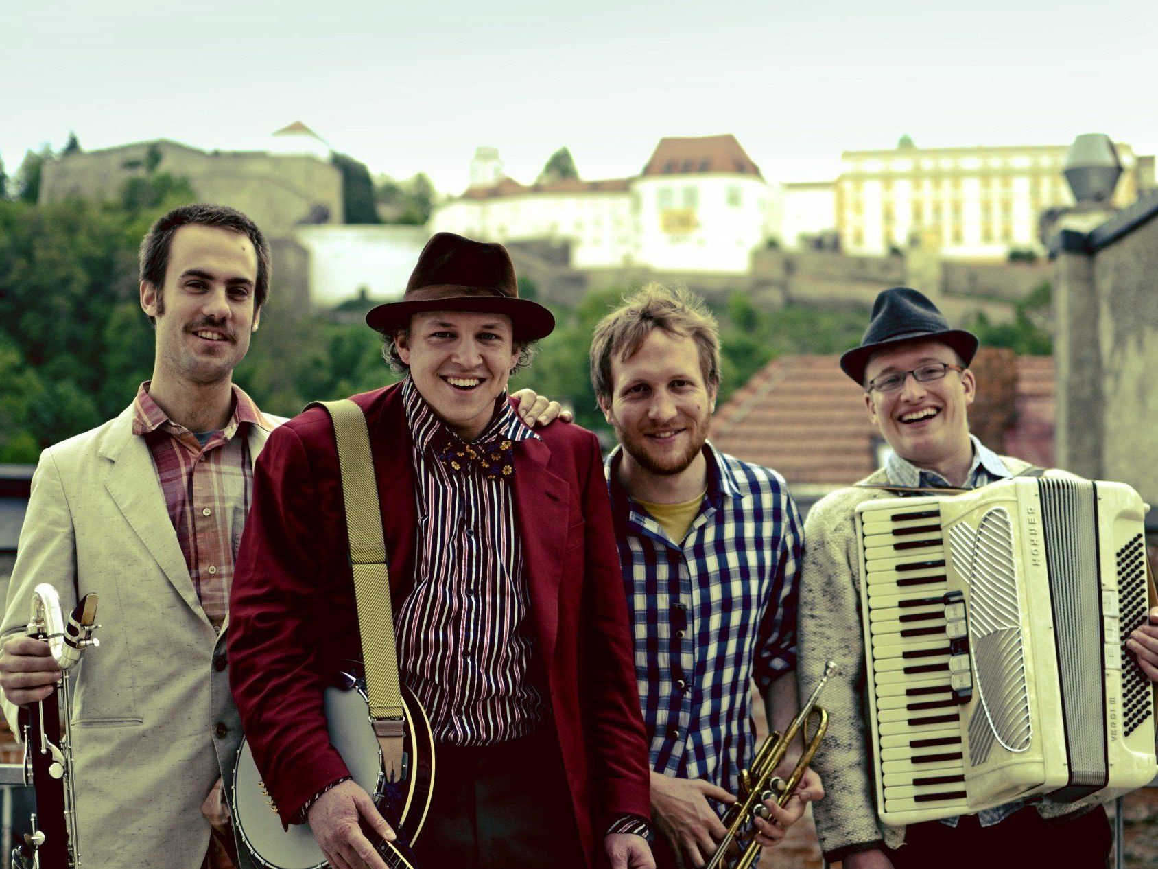 "Gankino Zirkus" treten mit ihrem musikalischen Zirkus im Bahnhof Andeslbuch auf. "Gankino Zirkus" treten mit ihrem musikalischen Zirkus im Bahnhof Andeslbuch auf.
