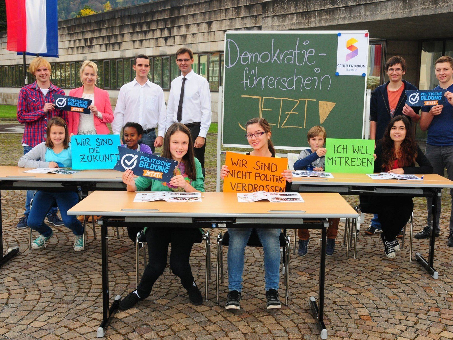 Landeshauptmann Markus Wallner unterstützt den Vorschlag der Schülerunion nach einem Pflichtfach "Politische Bildung". Landeshauptmann Markus Wallner unterstützt den Vorschlag der Schülerunion nach einem Pflichtfach "Politische Bildung".