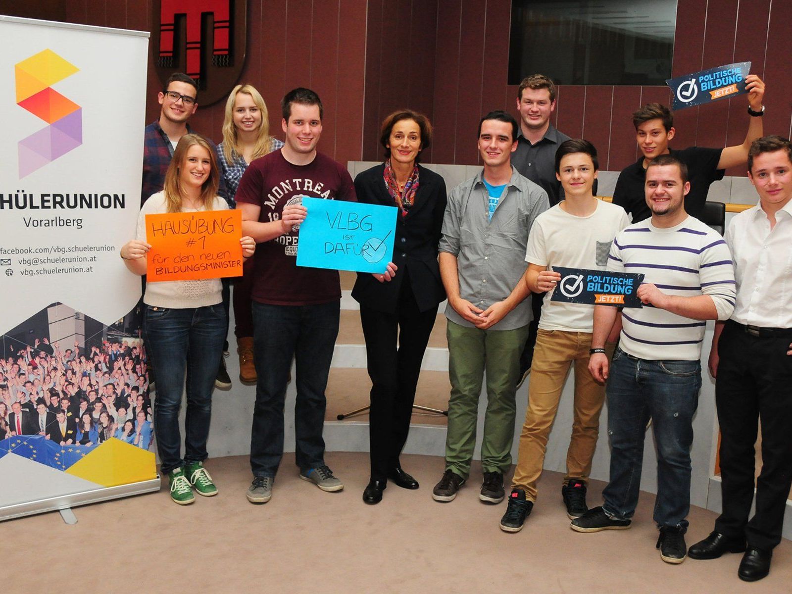 Die Vorarlberger Schülerunion und Landesrätin Bernadette Mennel kämpfen für das Fach Politische Bildung ab der 7. Schulstufe. Die Vorarlberger Schülerunion und Landesrätin Bernadette Mennel kämpfen für das Fach Politische Bildung ab der 7. Schulstufe.