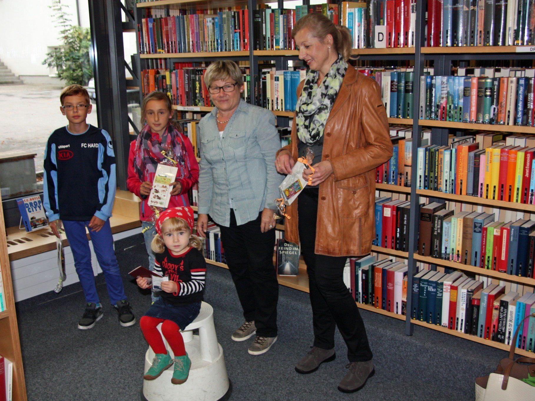 Die Büchereileiterin Gisela Rohner (Mitte) übergab den Gewinnern eine Jahres-Mitgliedkarte der Bücherei am Dorfbach.