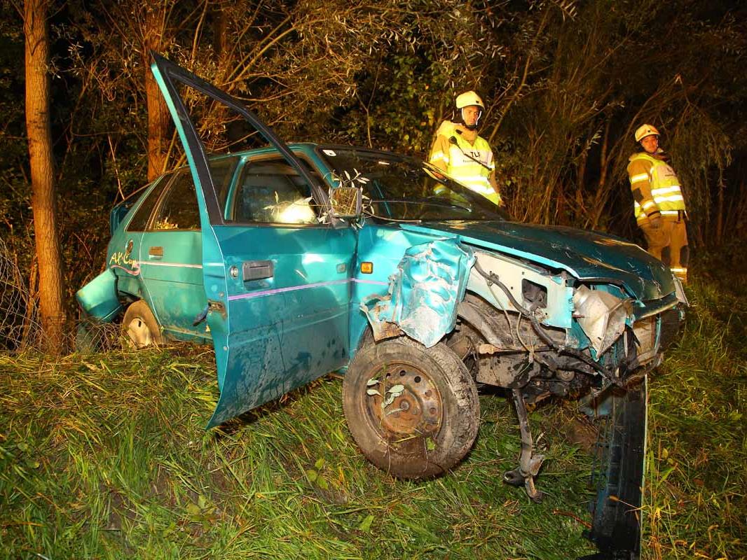 Das Fahrzeug wurde bei dem Unfall schwer beschädigt.