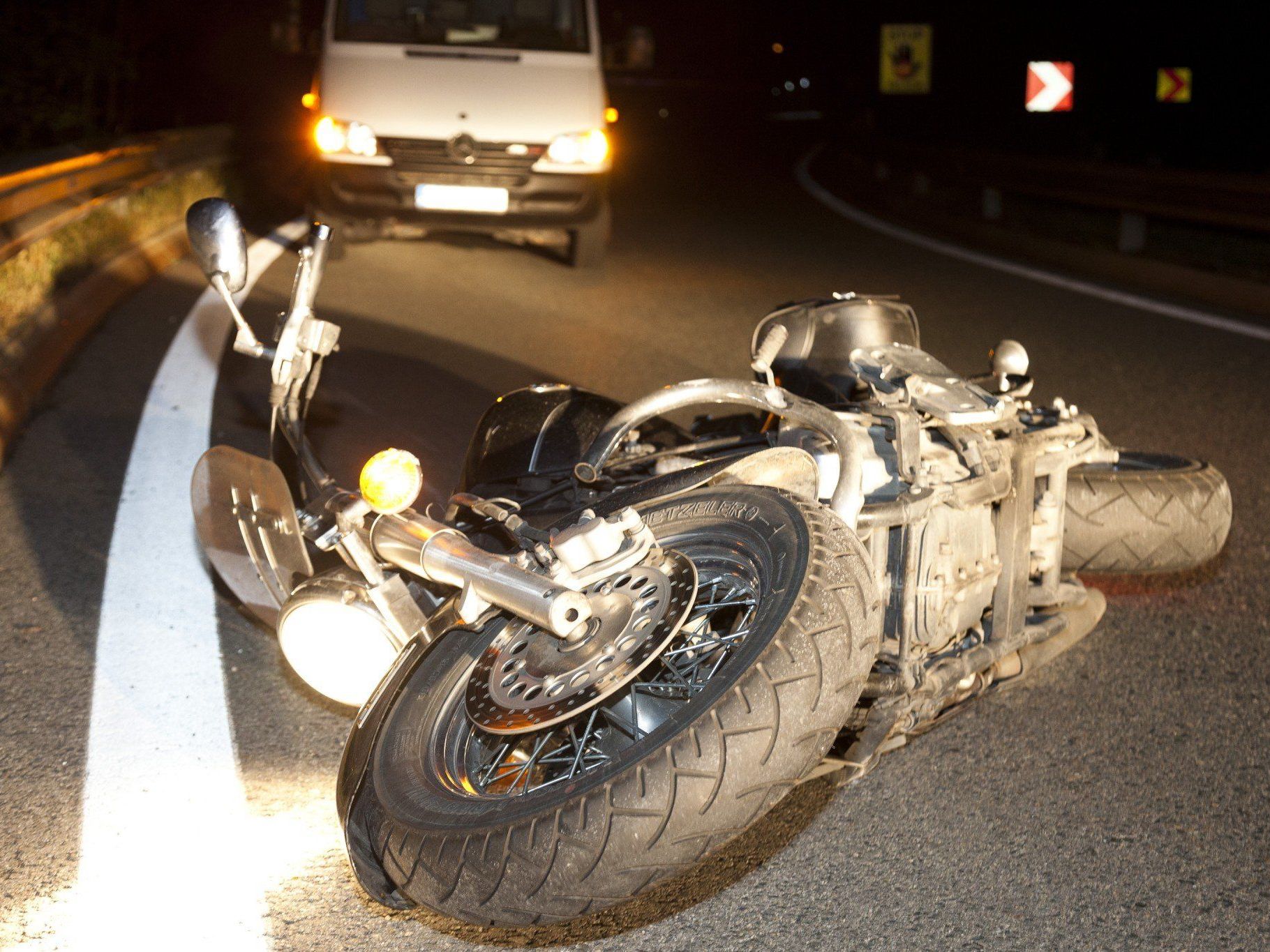 Motorradfahrer kam zu Sturz und wurde schwer verletzt.