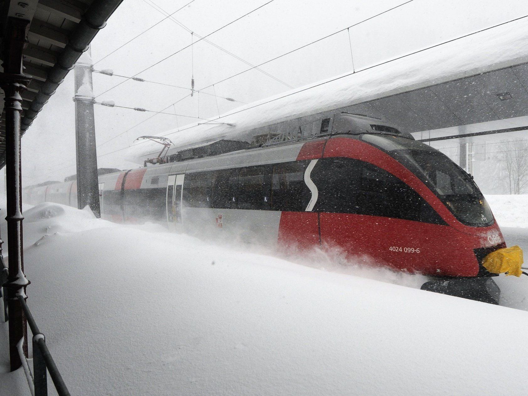 ÖBB-Sprecher: "Momentan geht nichts mehr". ÖBB-Sprecher: "Momentan geht nichts mehr".
