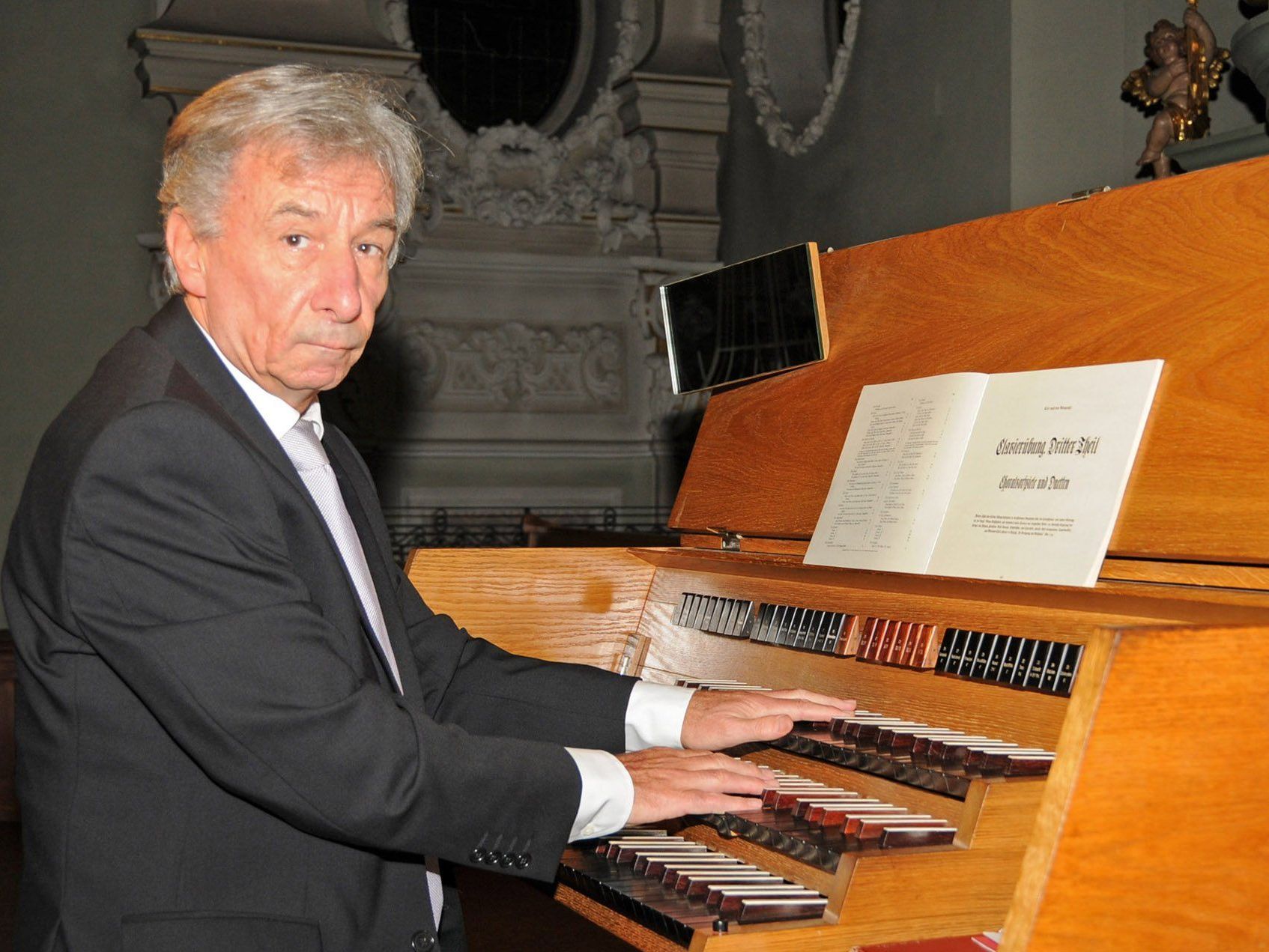 Prof. Dr. Bruno Oberhammer spielte Bachs Orgelwerk an der Riegerorgel der Pfarrkirche Höchst. Prof. Dr. Bruno Oberhammer spielte Bachs Orgelwerk an der Riegerorgel der Pfarrkirche Höchst.