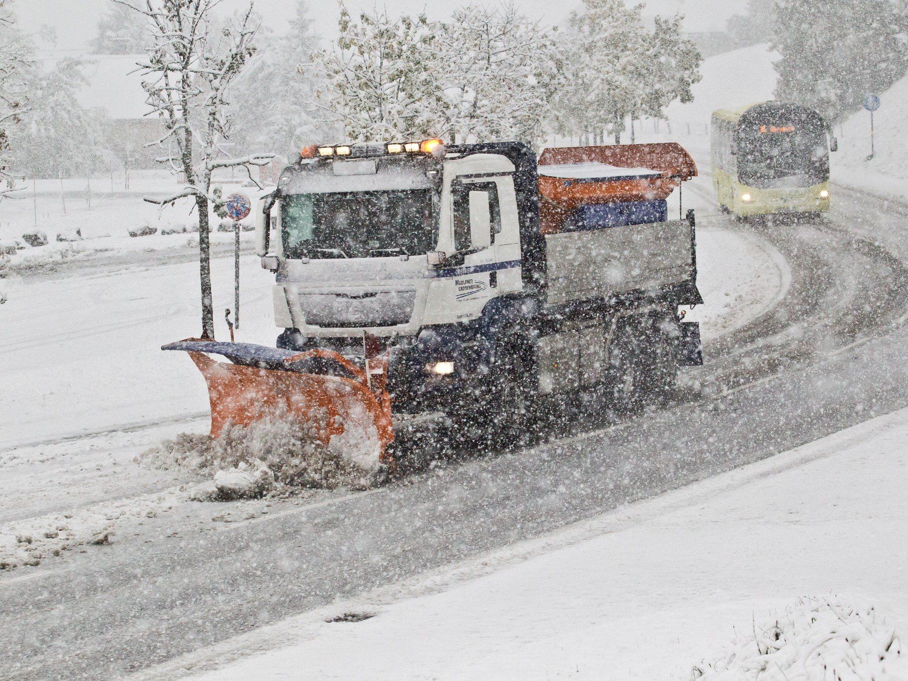 Am Bödele ist bereits der Winterdienst im Einsatz. Am Bödele ist bereits der Winterdienst im Einsatz.