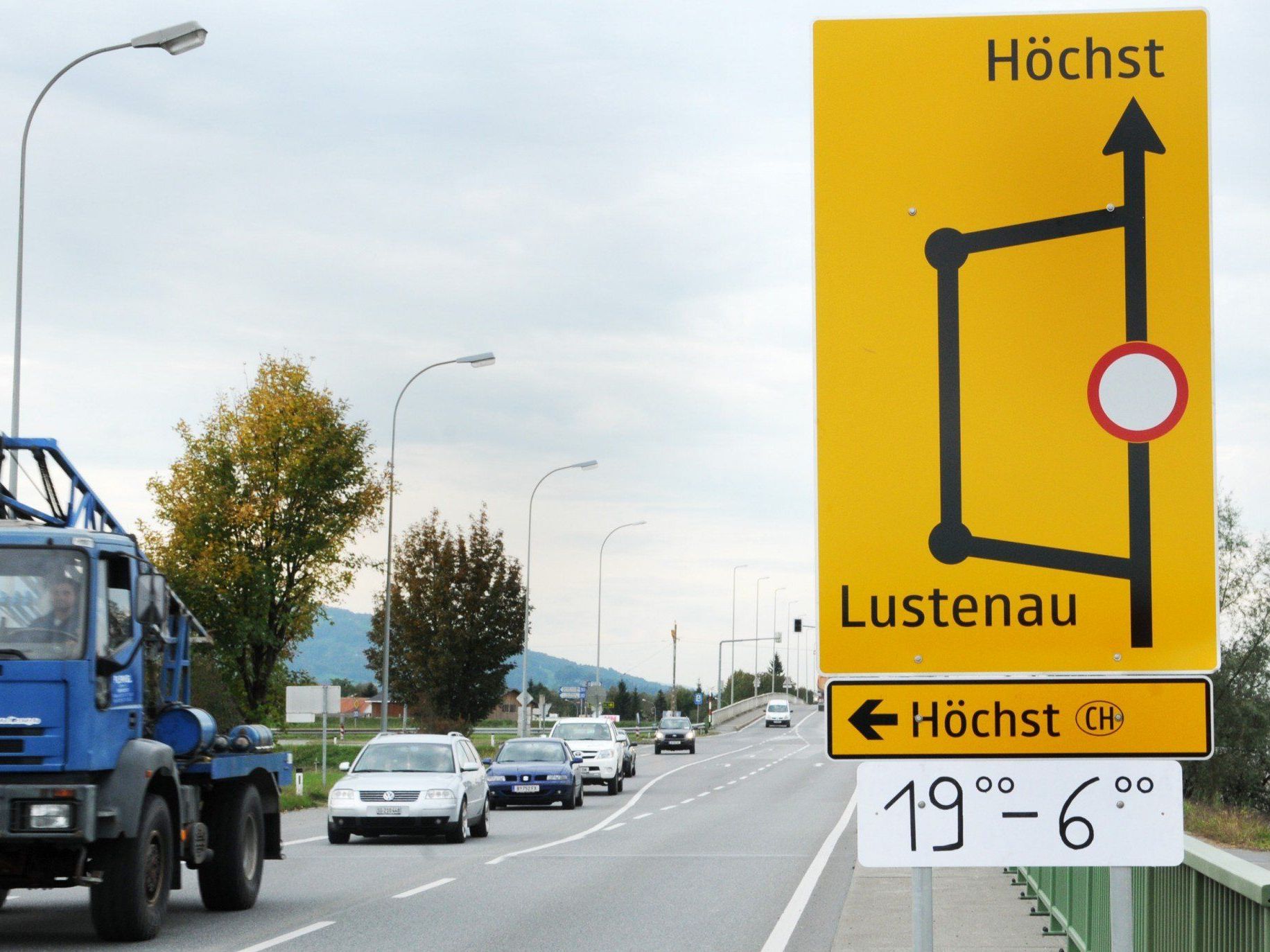 Belagsarbeiten erfordern die nächtliche Sperre der Rheinbrücke. Belagsarbeiten erfordern die nächtliche Sperre der Rheinbrücke.