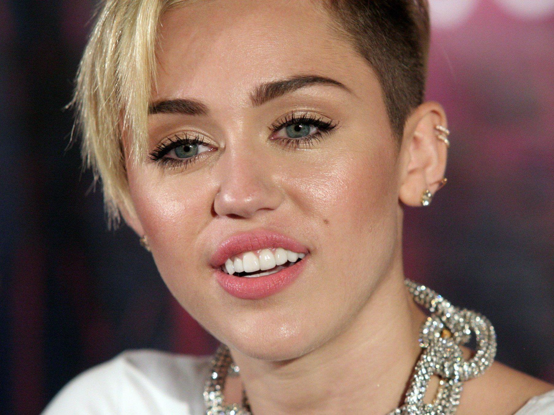 Ärgert sich über Juden: Cyrus. Ärgert sich über Juden: Cyrus.