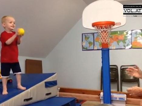 Mama wirft den kindergerechten "Alley Oop"-Pass auf Sohn Andrew.