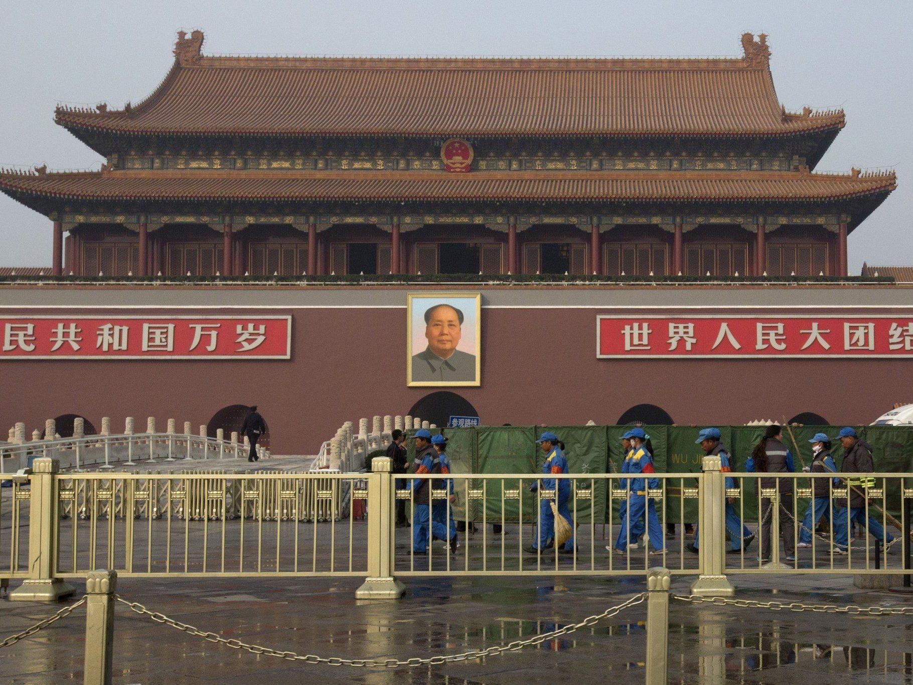 Eine Auto fuhr auf den Tiananmen-Platz in Peking und fing Feuer - mehrere Menschen wurden verletzt.