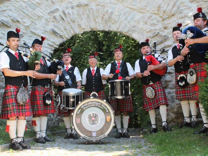 Wieder ein Auftritt vor Millionen-Publikum: Mit den „First Leiblach Valley Pipes & Drums“ kommt schottisches Flair in SOKO Kitzbühel.