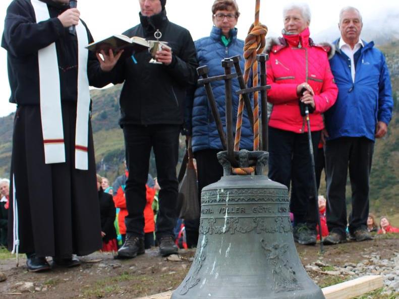 Pater Johannes und Pfarrer Jodok Müller segneten die Glocke. Bildmitte „Glockenpatin“ Erna Bachmann, rechts ihr Bruder Oswald Jäger und Gattin Hedwig.