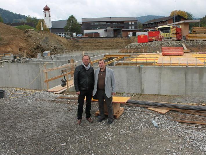Lokalaugenschein auf der Baustelle im Krumbacher Zentrum – Erich Mayer und Günter Morscher (l.) erläutern das Bauvorhaben.