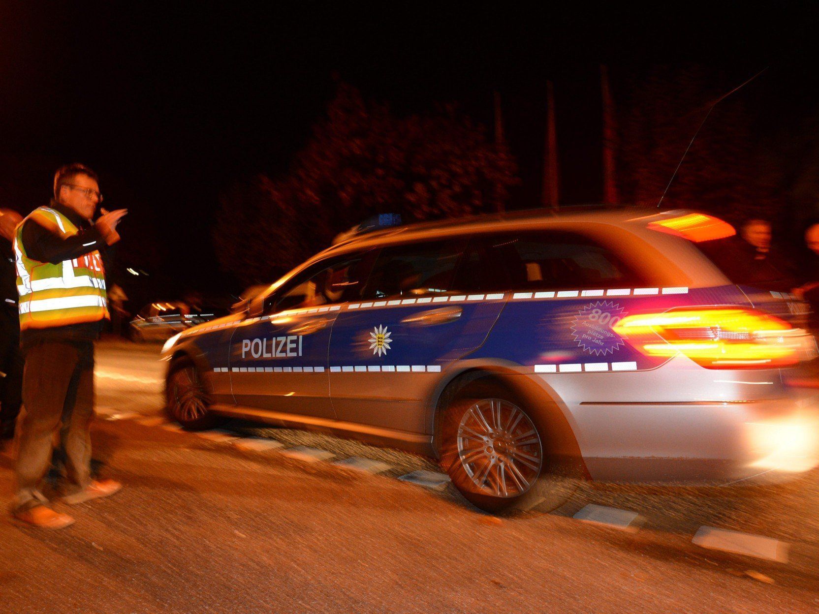 Ein Großaufgebot der Polizei stellte sich am Donnerstagabend auf lange Verhandlungen ein. Ein Großaufgebot der Polizei stellte sich am Donnerstagabend auf lange Verhandlungen ein.