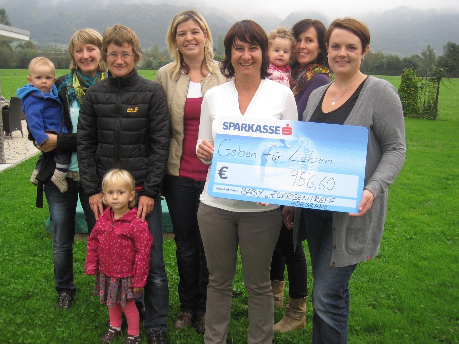 Fast 1000 Euro haben mehrere Frauen aus Hörbranz für die Sozialaktion Geben für Leben gespendet.