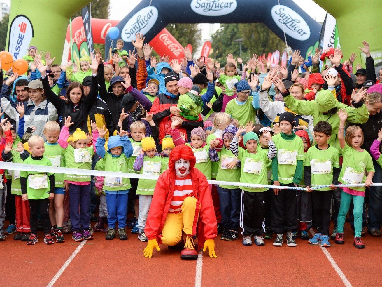 3000 Kids waren mit viel Freude, Eifer und Ehrgeiz beim Kinder Marathon in Bregenz mit dabei. 3000 Kids waren mit viel Freude, Eifer und Ehrgeiz beim Kinder Marathon in Bregenz mit dabei.