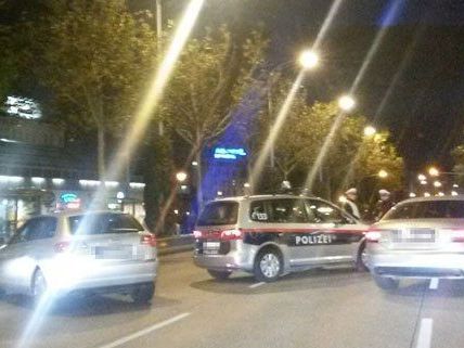 In der Nacht auf Samstag sorgte eine Polizeikontrolle für Stau. In der Nacht auf Samstag sorgte eine Polizeikontrolle für Stau.