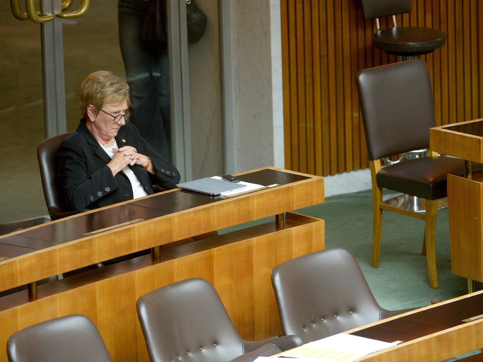 Monika Linder, die als wilde Abgeordnete ziemlich allein im Parlament sitzt, soll Aufträge zugeschanzt haben.