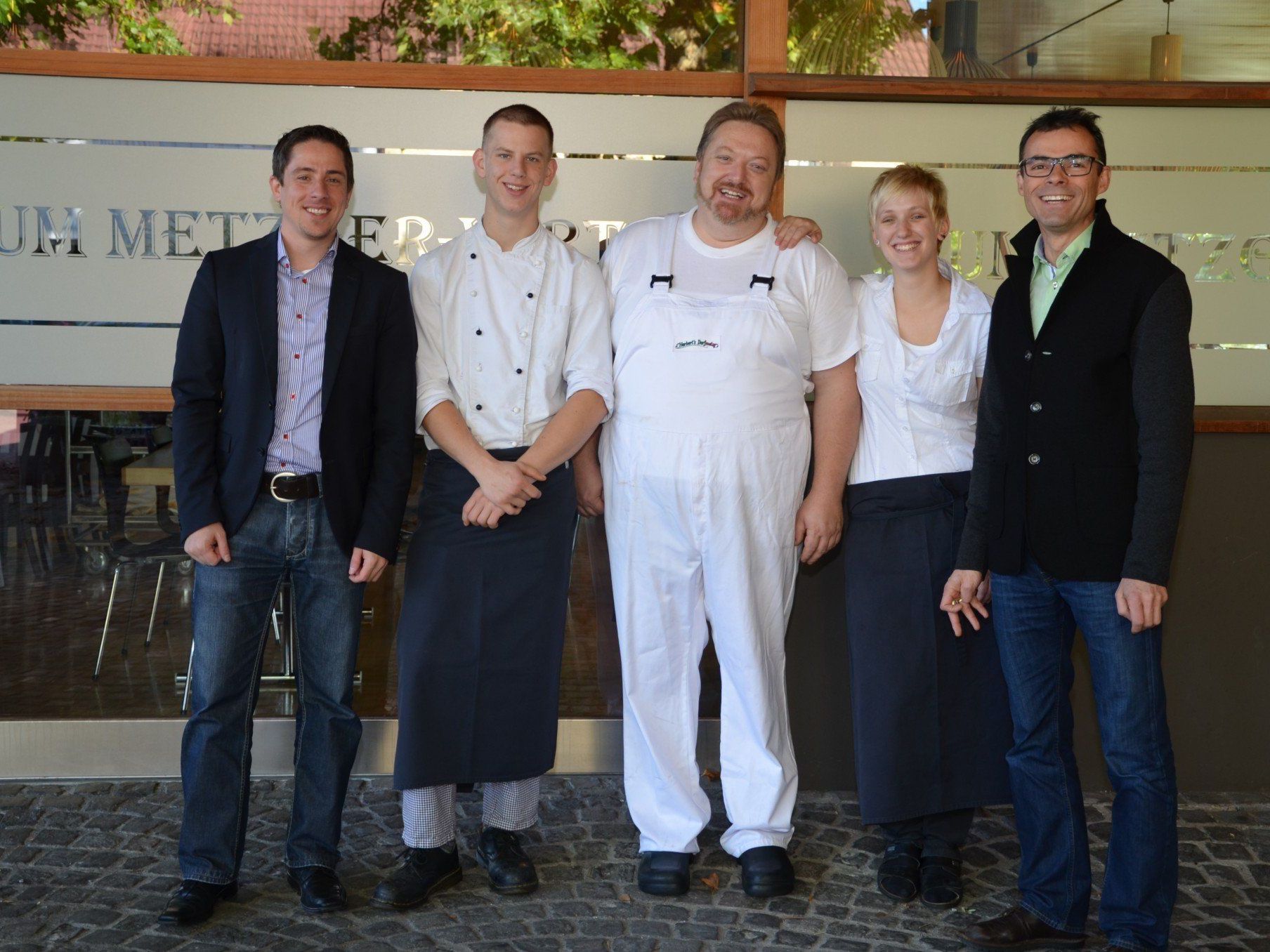 Bgm. Kilian Tschabrun u. Vzgbm. Daniel Bösch mit den Neuen Wirtsleuten. Bgm. Kilian Tschabrun u. Vzgbm. Daniel Bösch mit den Neuen Wirtsleuten.