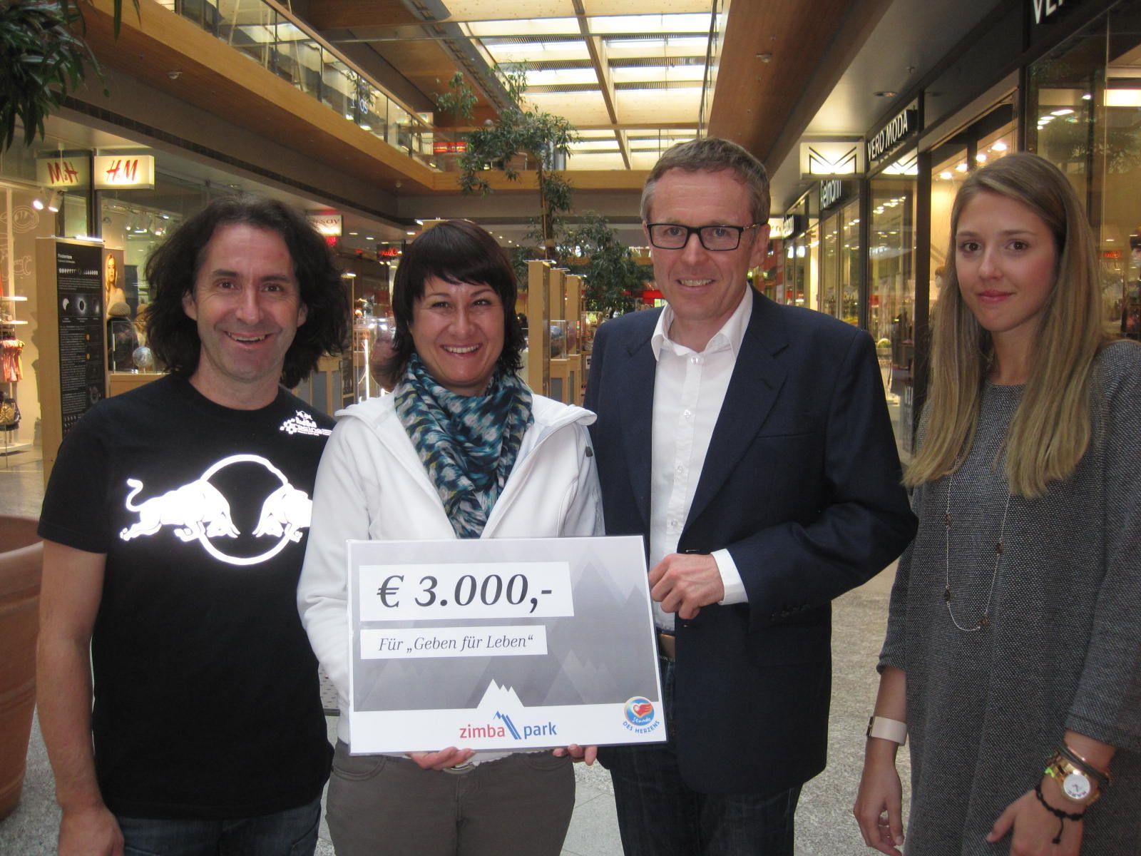Geben für Leben-Obfrau Susanne Marosch erhielt seitens des Zimbapark und Stunde des Herzens 3000 Euro überreicht.