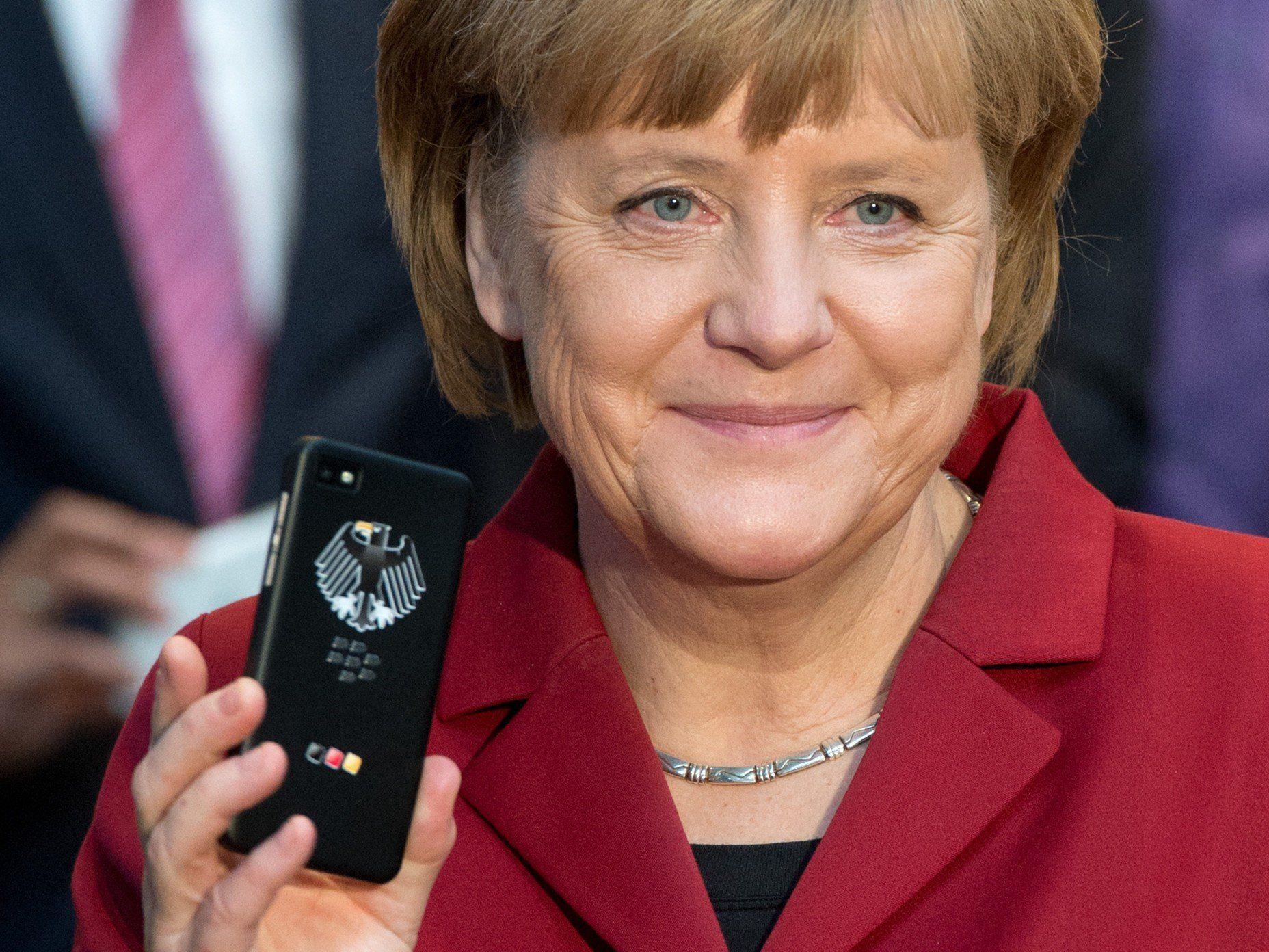 Angela Merkel auf der CeBIT 2013, in der Hand ein "abhörsicheres" Smartphone...
