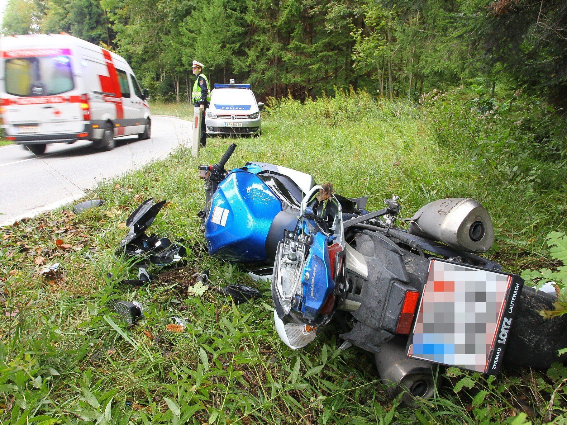 Der Motorradfahrer kam aus ungeklärter Ursache von der Straße ab. Der Motorradfahrer kam aus ungeklärter Ursache von der Straße ab.