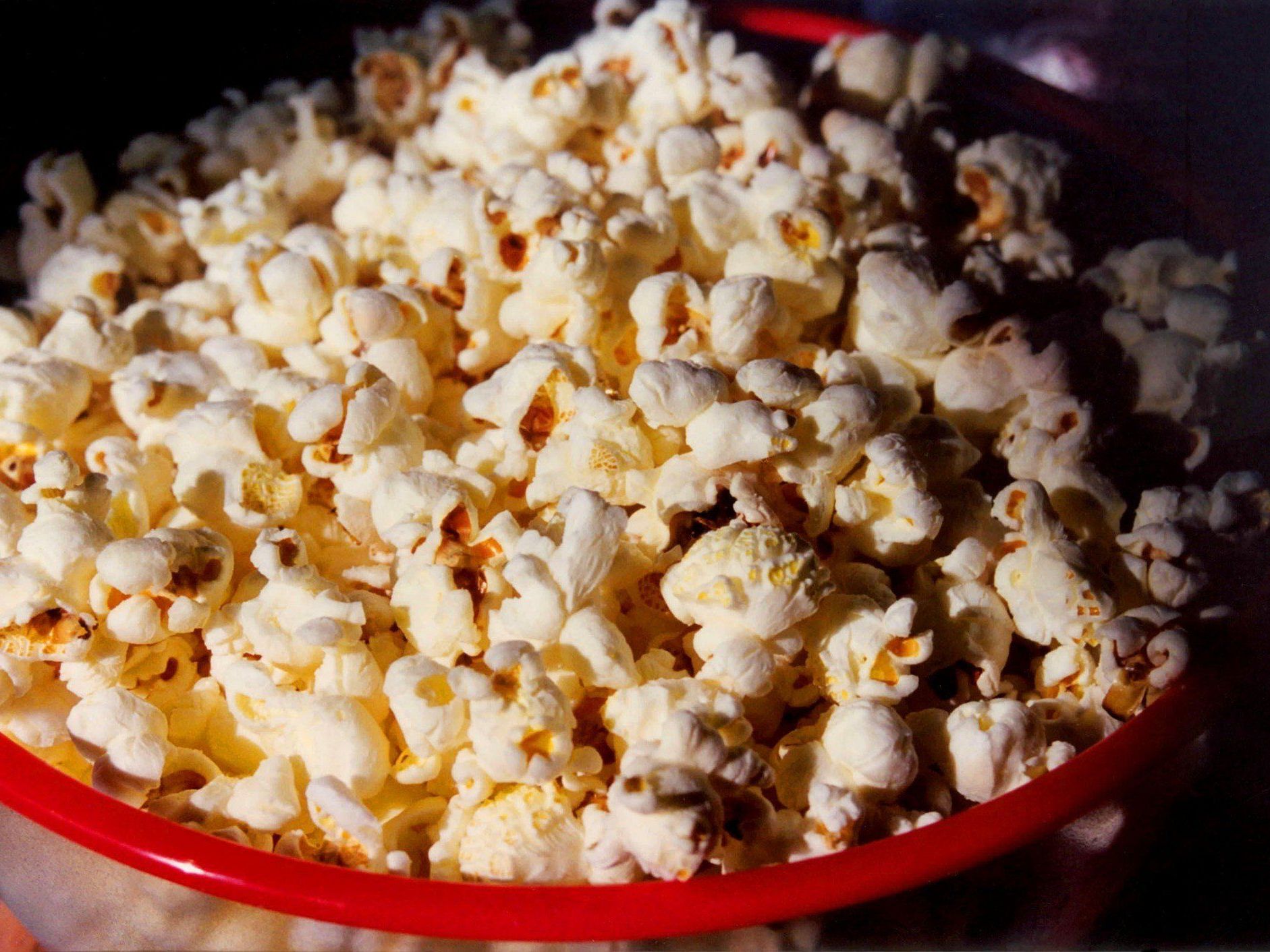 "Werbung für neue Produkte könnte für snackendes Kinopublikum also zwecklos sein", folgern die Forscher. "Werbung für neue Produkte könnte für snackendes Kinopublikum also zwecklos sein", folgern die Forscher.