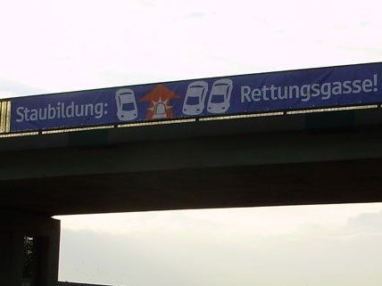 160 neue Transparente informieren über die Bildung der Rettungsgasse. 160 neue Transparente informieren über die Bildung der Rettungsgasse.