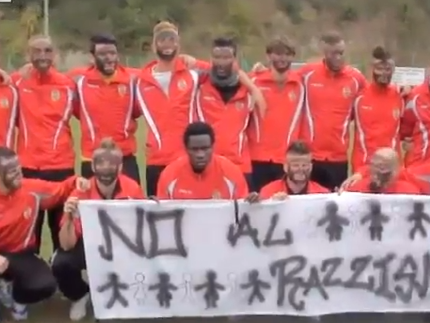 Die Spieler eines italienischen Fußballvereins haben sich aus Solidarität zu einem ihrer Teamkollegen schwarz angemalt.