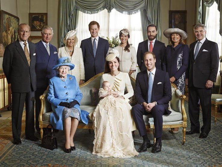 Hinten - v.l.n.r.: Prince Phillip, the Duke Of Edinburgh, Britain's Prince Charles, Duchess of Cornwall, Camilla, Britain's Prince Harry of Wales, Pippa Middleton, James Middleton, Carole Middleton and Michael Middleton; Vorne - v.l.n.r.: Britain's Queen Elizabeth II, Catherine, Duchess of Cambridge carrying Prince George and Britain's Prince William, Duke of Cambridge.