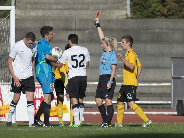 FIFA-Schiedsrichterin Cindy Zeferino de Oliveira hat Höchst-Spieler Johannes Ruepp wegen Torraub ausgeschlossen. FIFA-Schiedsrichterin Cindy Zeferino de Oliveira hat Höchst-Spieler Johannes Ruepp wegen Torraub ausgeschlossen.