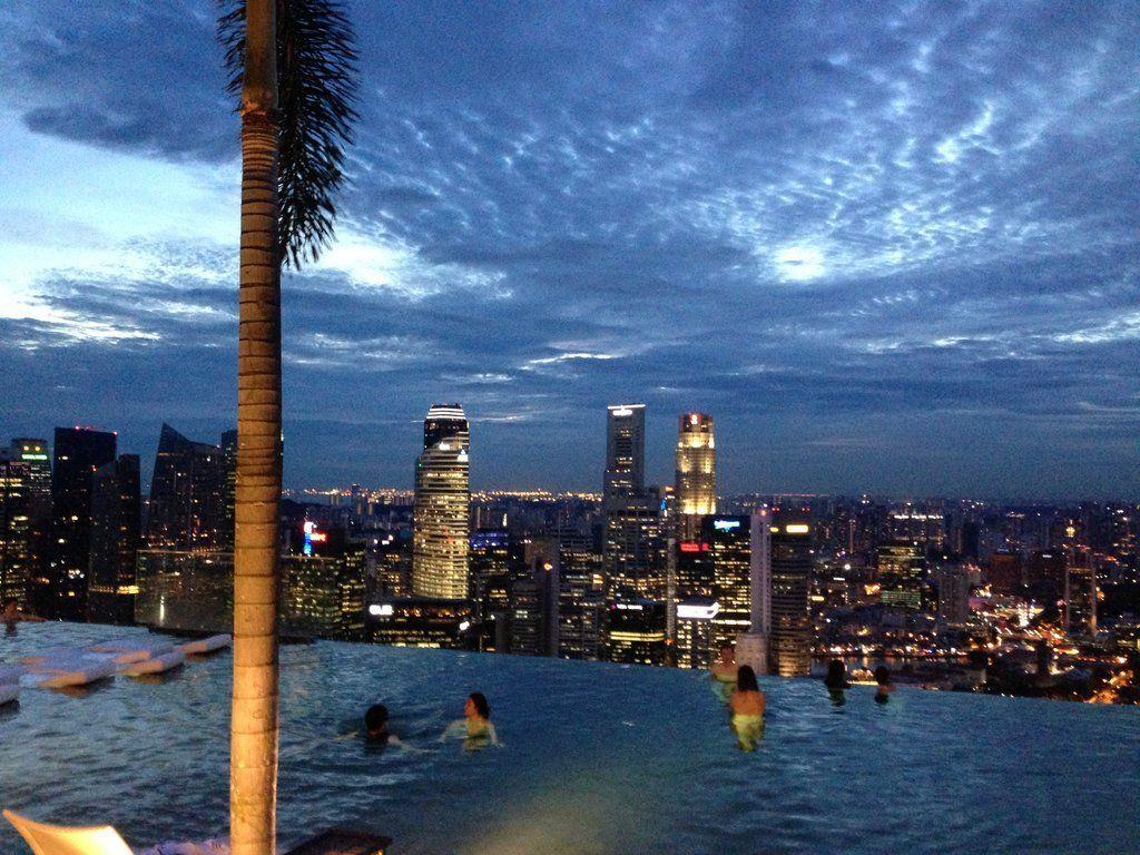 Im Infinity-Pool des "Marina Bay Sands" in Singapur scheint die glänzende Silhouette der Stadt zum Greifen nah. Im Infinity-Pool des "Marina Bay Sands" in Singapur scheint die glänzende Silhouette der Stadt zum Greifen nah.