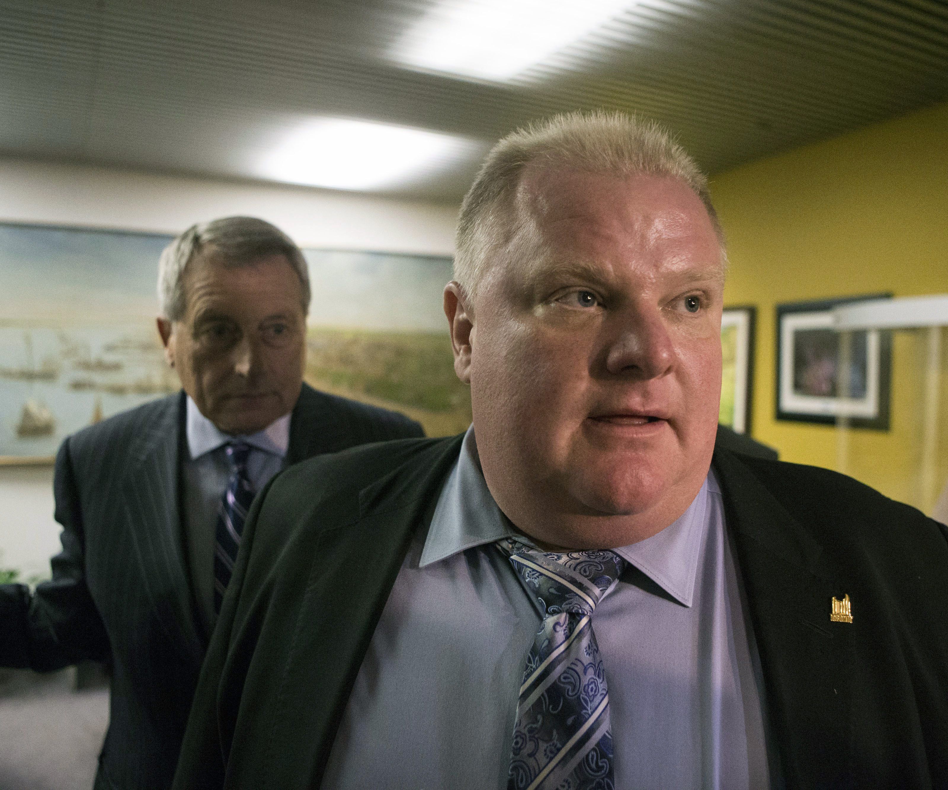 Obwohl der Stadtrat und die Einwohner seinen Rücktritt wollen, denkt Rob Ford, Bürgermeister von Toronto, nicht daran sein Amt abzugeben. Obwohl der Stadtrat und die Einwohner seinen Rücktritt wollen, denkt Rob Ford, Bürgermeister von Toronto, nicht daran sein Amt abzugeben.