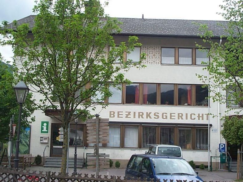 Das Postamt war im Bezirksgericht Bezau untergebracht. Das Postamt war im Bezirksgericht Bezau untergebracht.