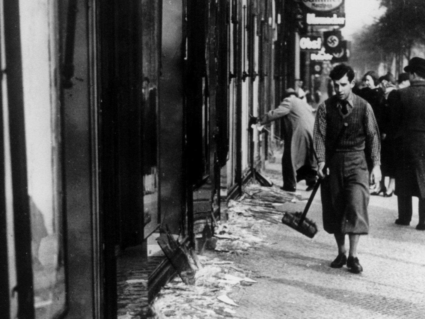 Jüdische Ladenfront nach der Zerstörung durch Nazis.