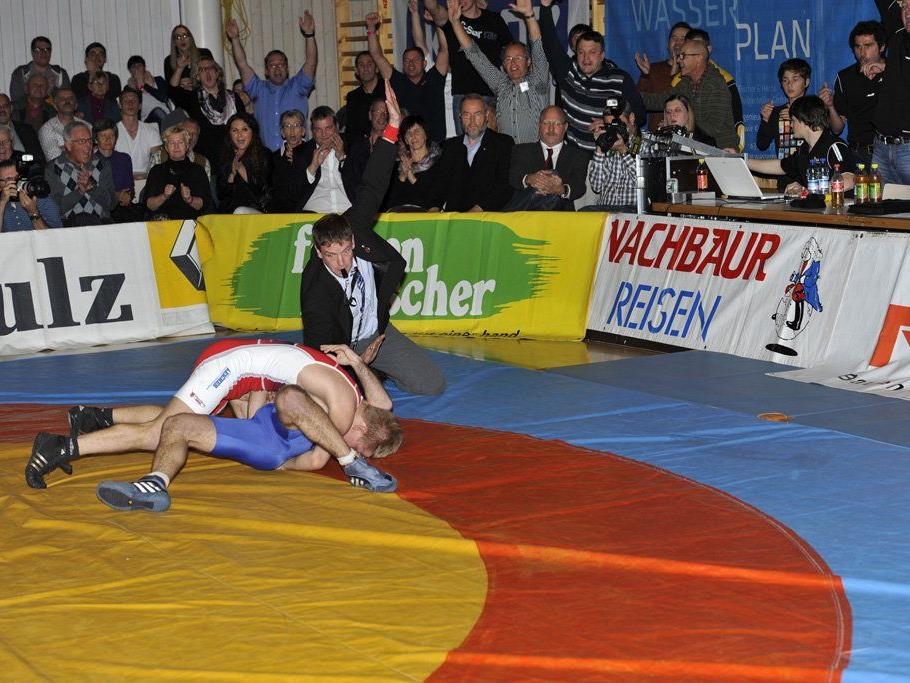 Stefan Hartmann gewinnt sensationell in beiden Stilarten gegen Helmut Mühlbacher.