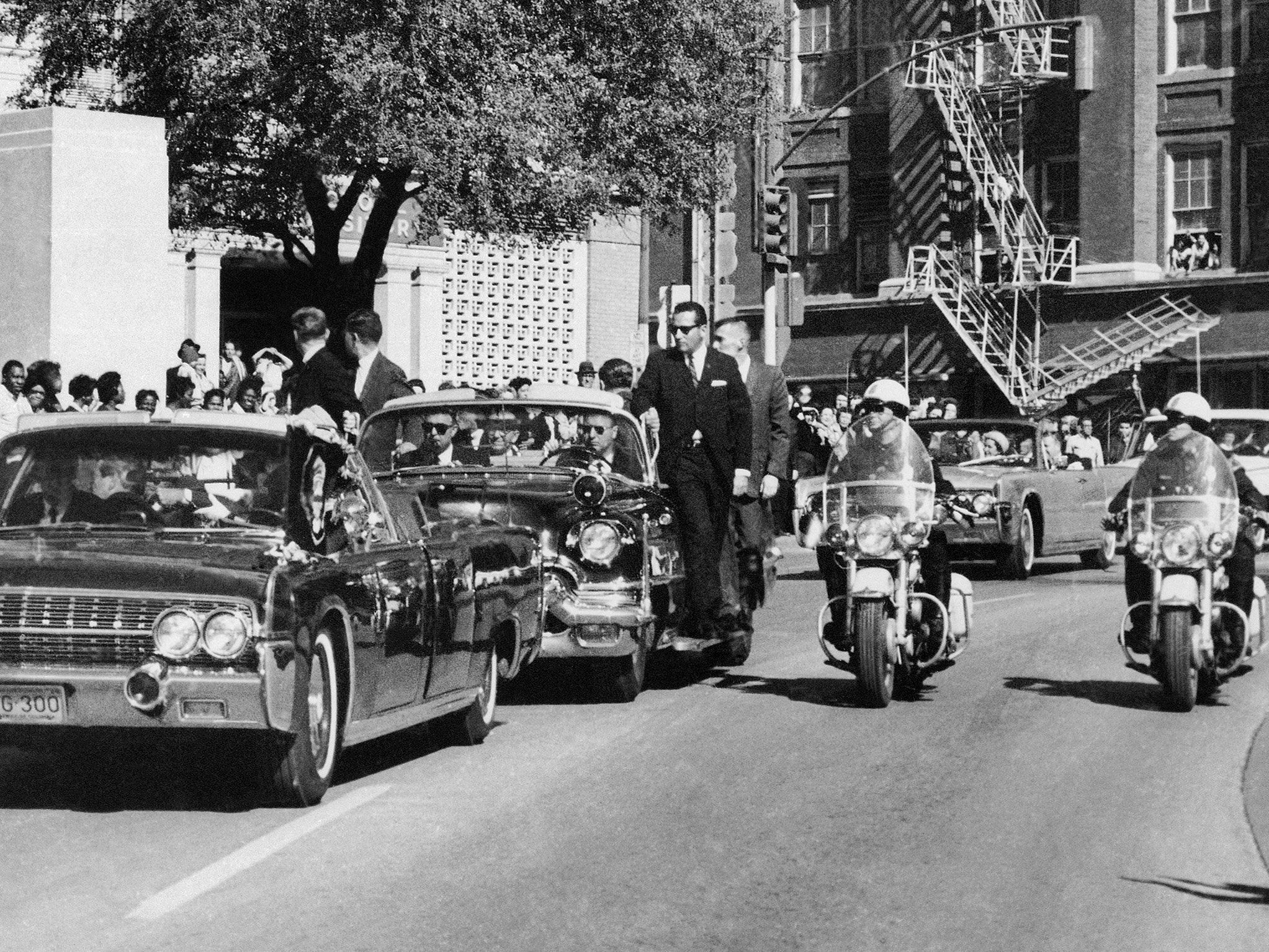 Nellie Connally war bis zuletzt überzeugt, dass drei Schüsse auf die Limousine abgefeuert wurden. Nellie Connally war bis zuletzt überzeugt, dass drei Schüsse auf die Limousine abgefeuert wurden.