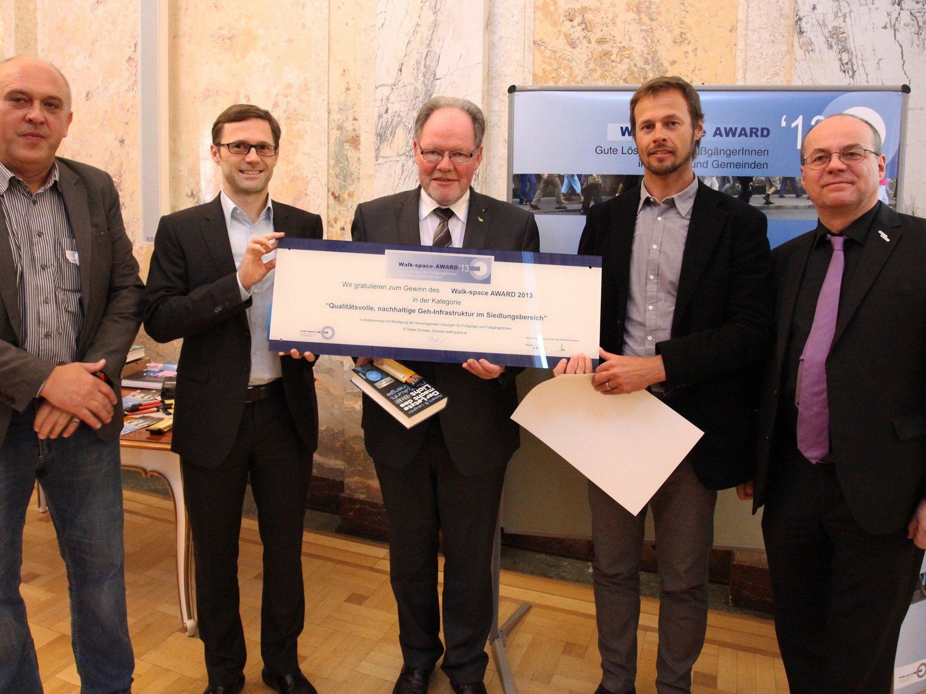 Preisverleihung im Lebensministerium in Wien für das Projekt Am Garnmarkt, Götzis. V.li.: DI Dieter Schwab, Obmann walk-space.at; Ing, Martin Nemeth, PRISMA Wien; Bgm. Werner Huber; Ing. Anton Gächter, Besch & Partner; DI Robert Thaler, Lebensministerium. Preisverleihung im Lebensministerium in Wien für das Projekt Am Garnmarkt, Götzis. V.li.: DI Dieter Schwab, Obmann walk-space.at; Ing, Martin Nemeth, PRISMA Wien; Bgm. Werner Huber; Ing. Anton Gächter, Besch & Partner; DI Robert Thaler, Lebensministerium.