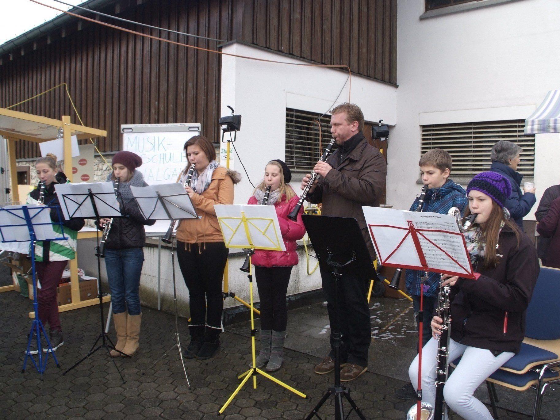 Das Bläserensemble der Walgau Musikschule unter der Leitung von Christian Mathis.
