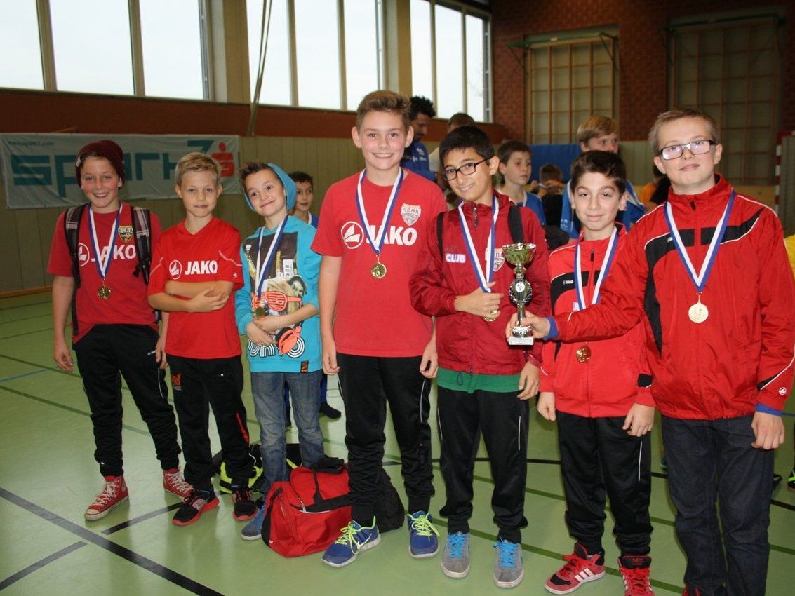 Mit Stolz präsentieren die jungen Fußballer des SCR Altach A (U 13) Pokal und Medaille. Mit Stolz präsentieren die jungen Fußballer des SCR Altach A (U 13) Pokal und Medaille.