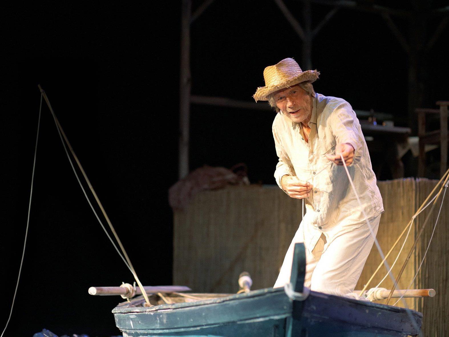 Der alte Mann Santiago (Horst Janson) im Kampf mit den Fischen und dem Meer.